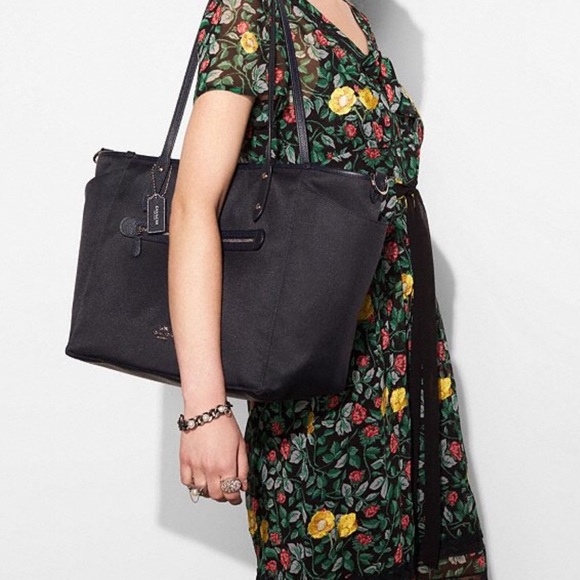 Poppy Coach diaper bag/tote! - Picture 5 of 5